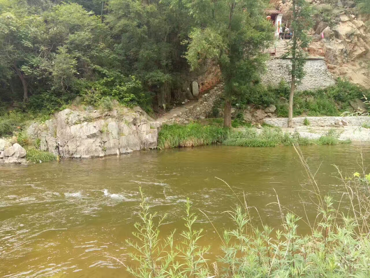 漯河市召陵交警对幼儿园校车进行安全检查‘beat365官网’(图2) beat365官网