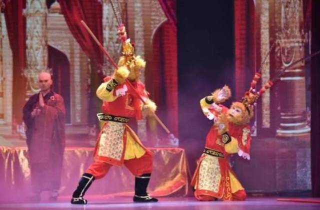 2500个安全套做成衣服 高校活动发放近千盒安全套【beat365亚洲体育官方网站】(图3) beat365官网